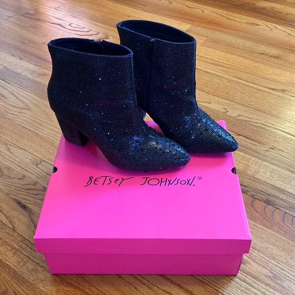 Betsey Johnson CADY Rhinestones Booty 11WW